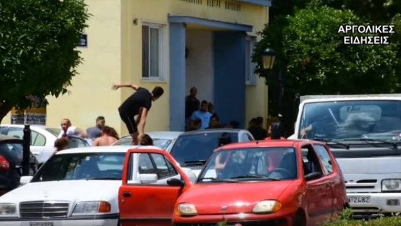 Ντοκουμέντο από το χάος: Ρομά σφάζονται σε διανομή τροφίμων στο Ναύπλιο – Βγήκαν μαχαίρια και ρόπαλα – Δείτε το βίντεο